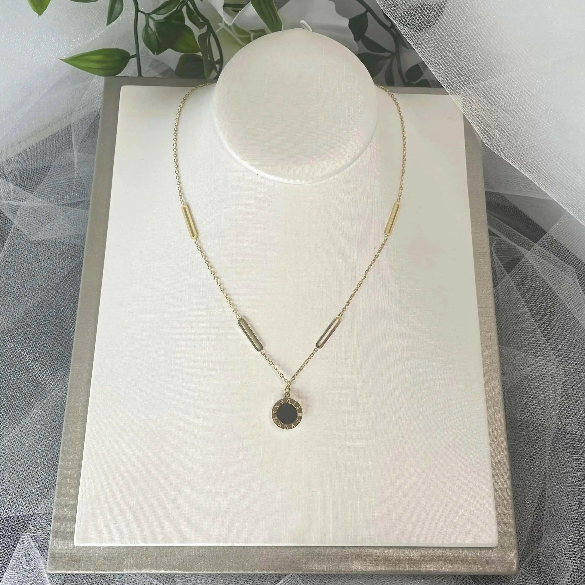 Adorn Bridal Statment Necklace: Roman Elegance Redefined.