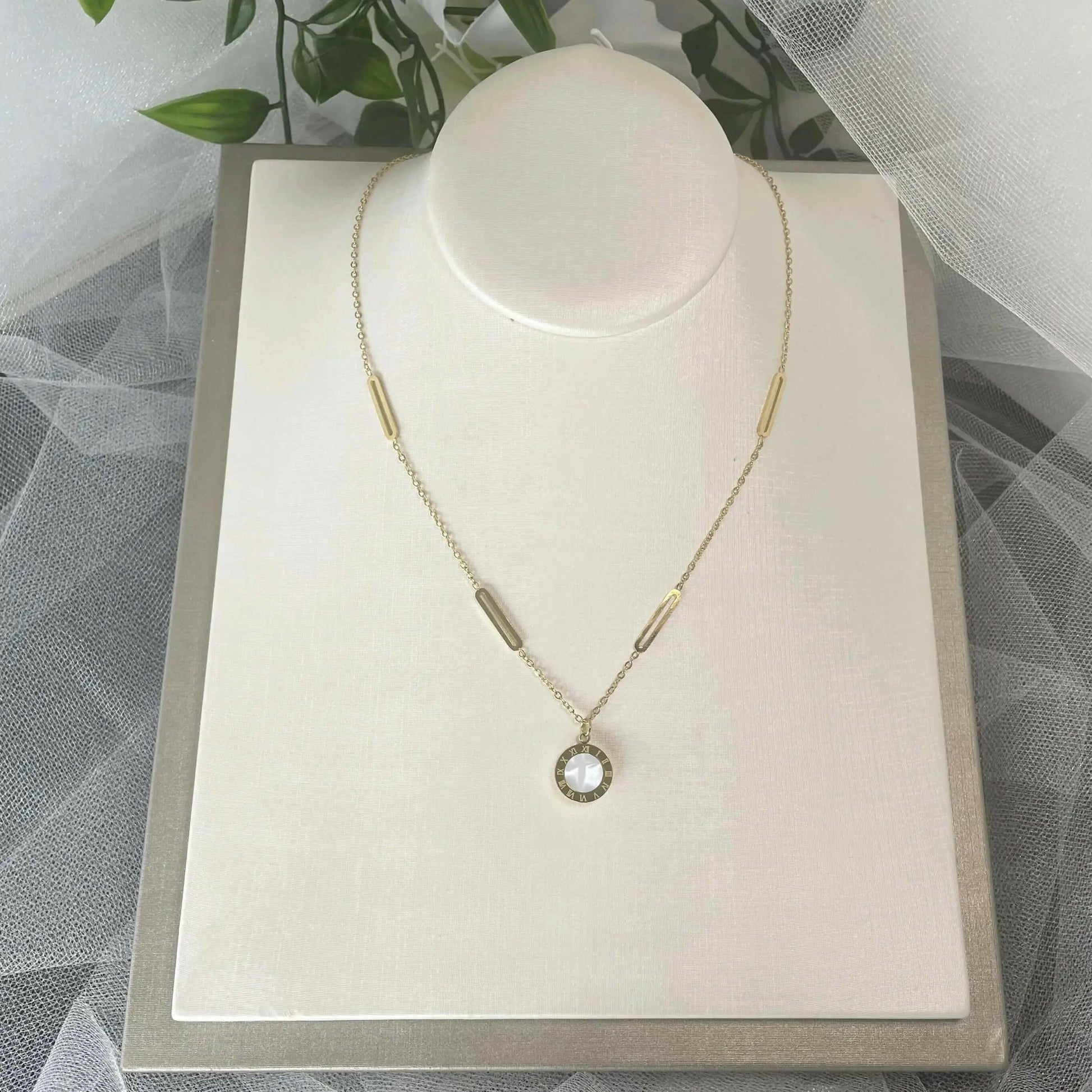 Adorn Bridal Statment Necklace: Roman Elegance Redefined.