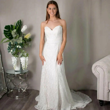 Ellie: Bohemian Elegance in Strapless Design.