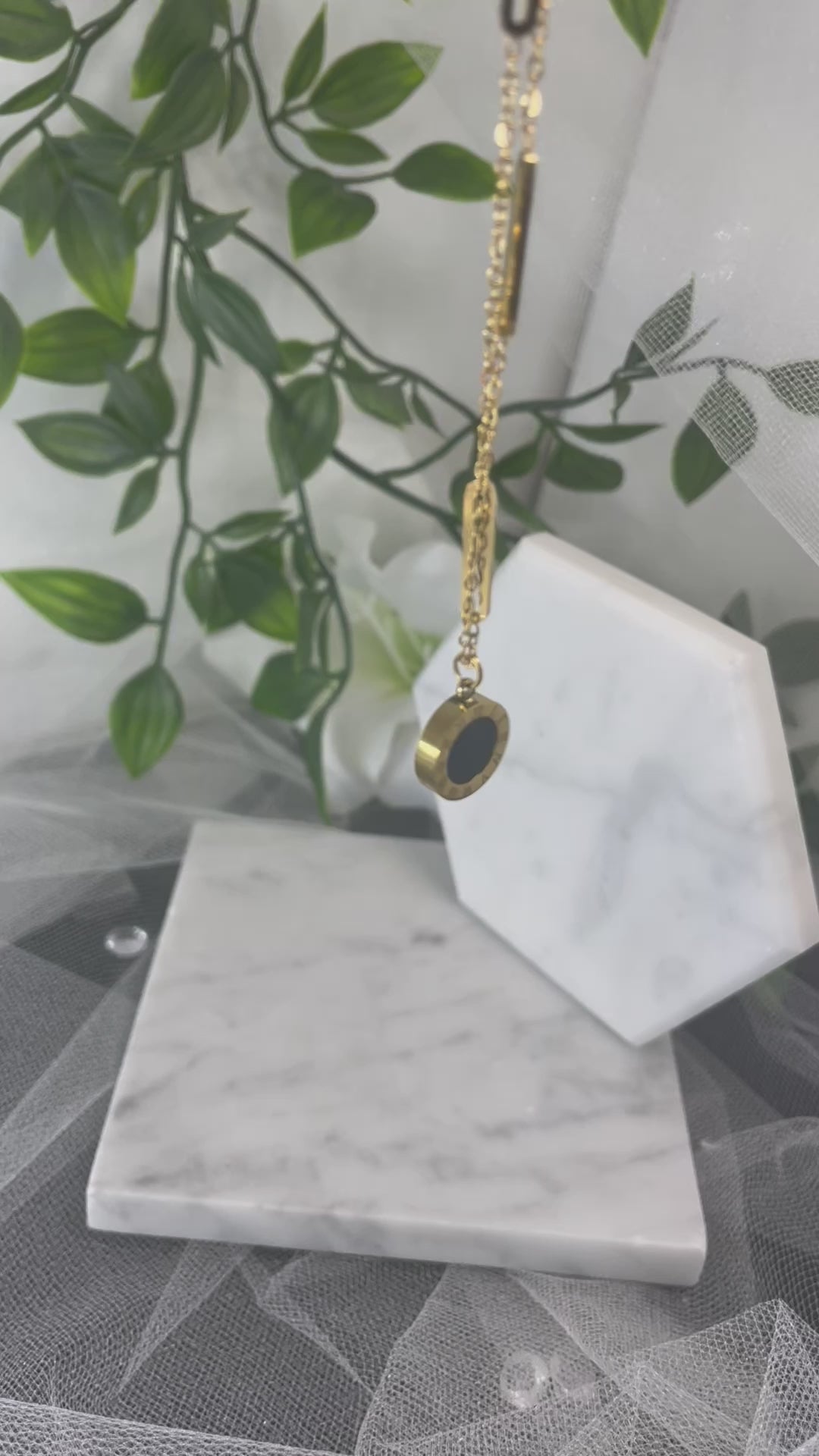 Adorn Bridal Statment Necklace: Roman Elegance Redefined.