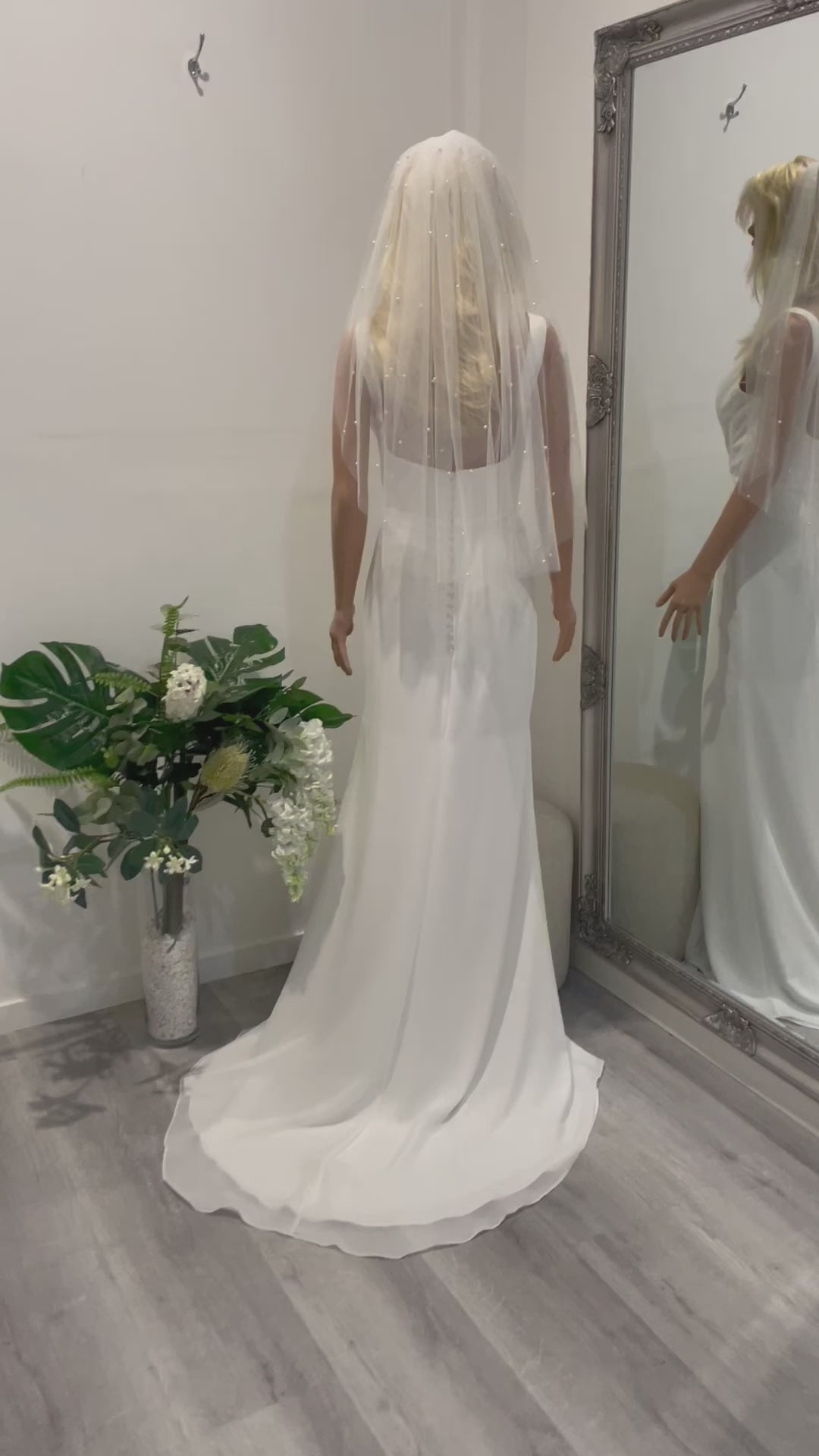 Short bridal veil in motion – 75cm pearl veil with soft drape and subtle shimmer