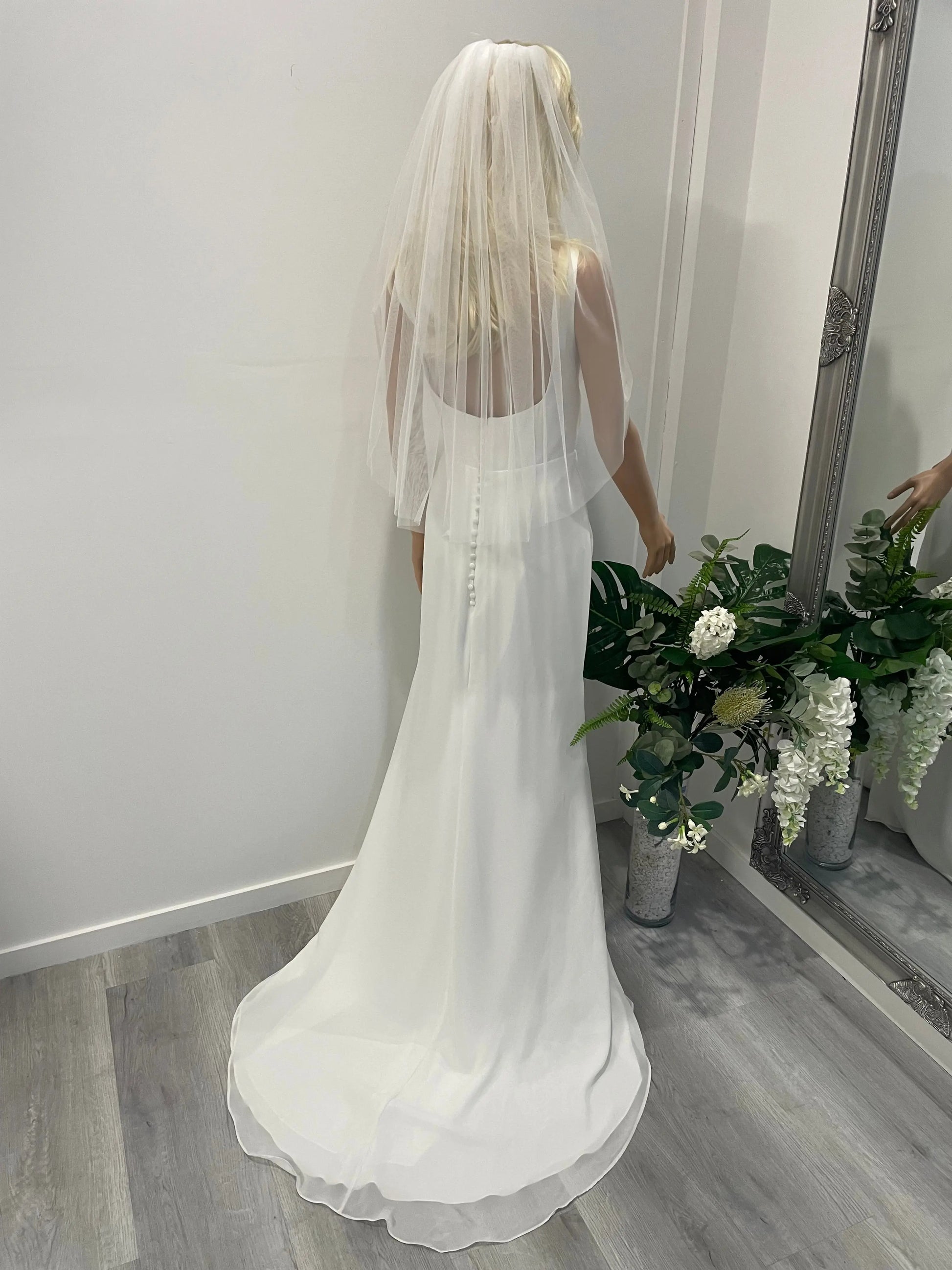 Side profile of short tulle wedding veil without embellishments – 75cm length