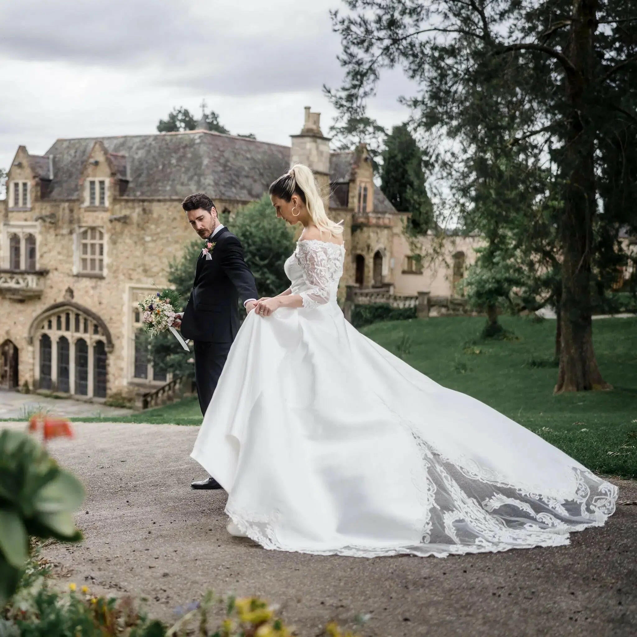 Versatile Summer Wedding Dress with Detachable Sleeves.